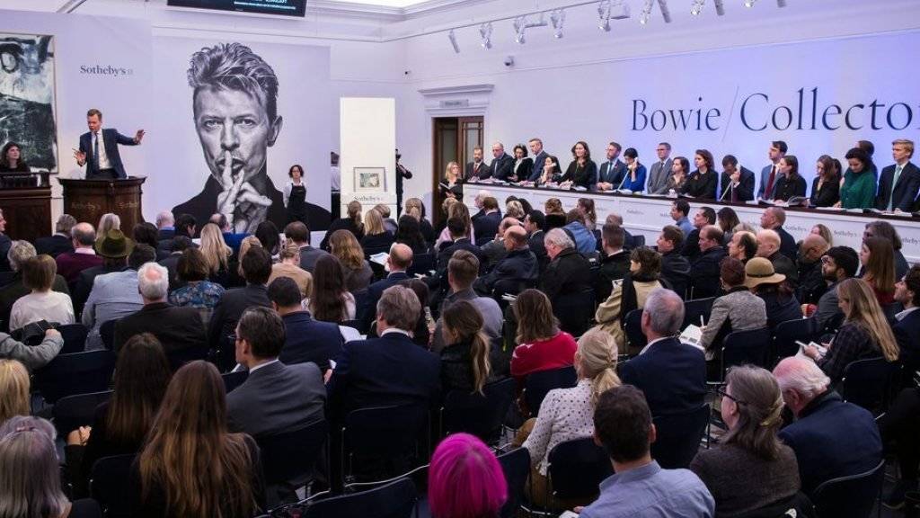 Blick in den Auktionsraum in London, wo die Kunstsammlung des im Januar gestorbenen Rock-Weltstars David Bowie versteigert wurde.