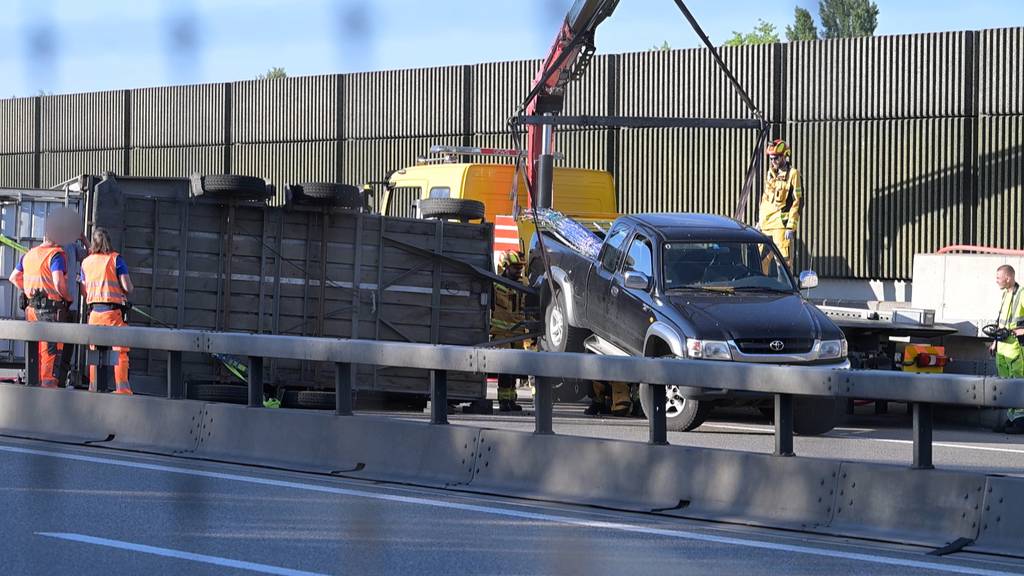 Anhänger mit über 30 Schafen kippt auf Autobahn bei Kirchberg