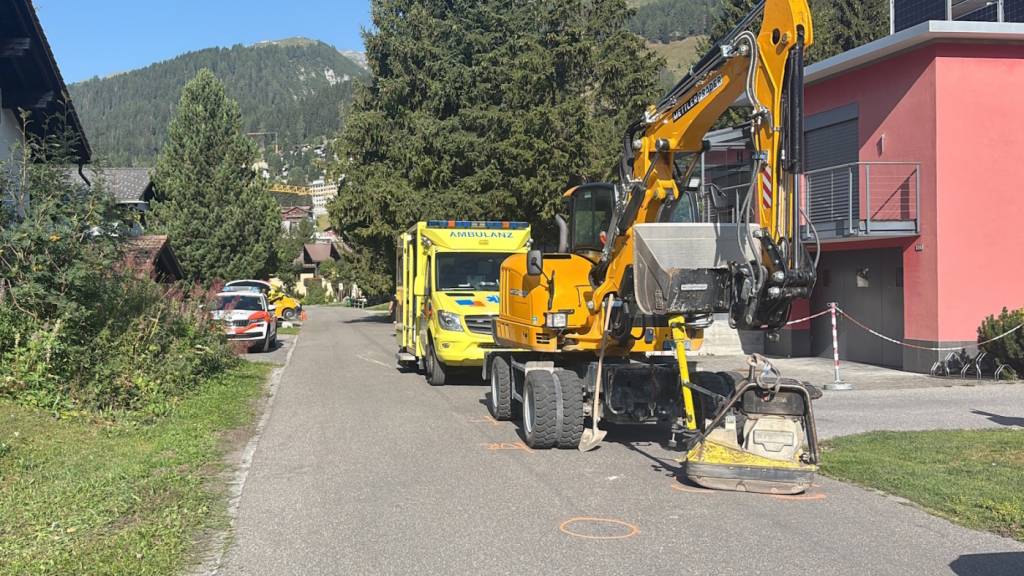 Arbeiter gerät in Davos GR unter das Rad eines Baggers
