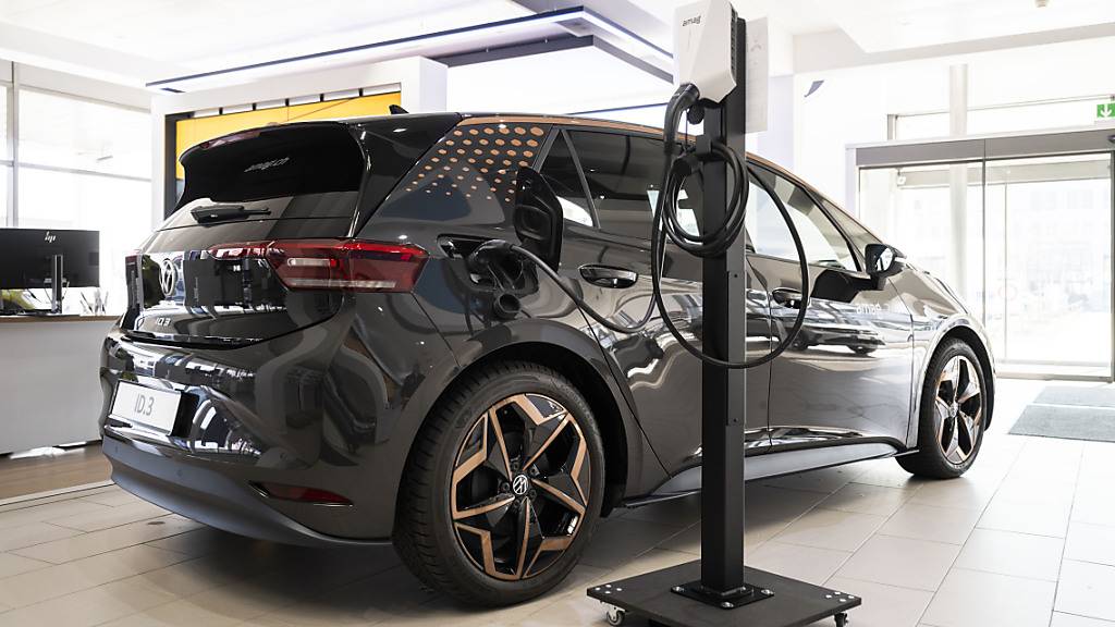 2023 wurden in Deutschland mehr reine VW-Stromer neu zugelassen als Tesla-Autos. (Symbolbild)