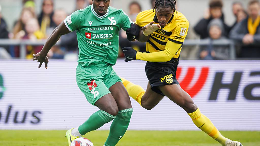 Joël Monteiro (rechts) prallt an Yverdons Verteidiger Mohamed Tijani ab