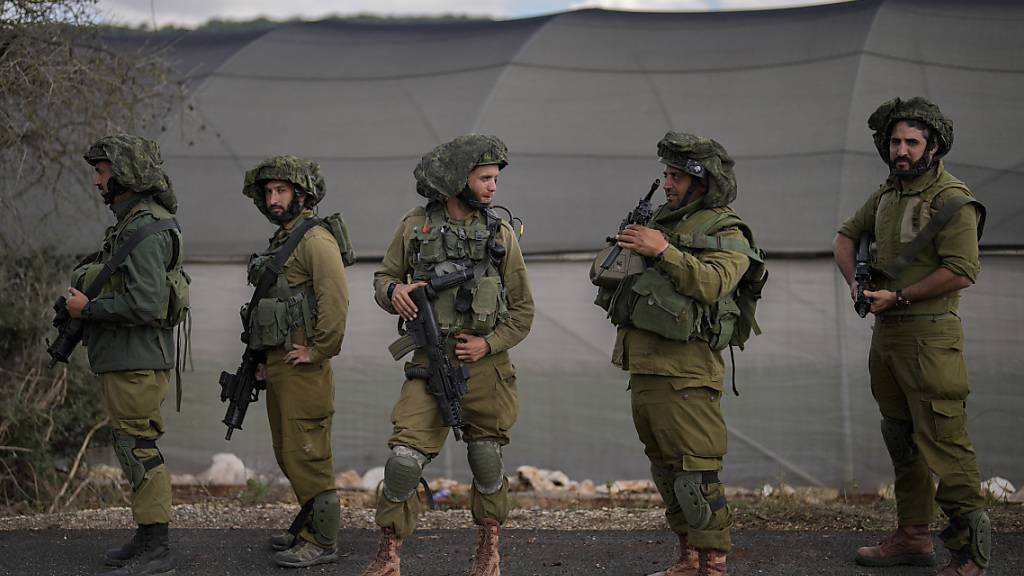 Ein israelischer Armeesprecher hat bekräftigt, im Krieg gegen die islamistische Palästinenserorganisation Hamas gebe es bislang keine humanitäre Feuerpause. Foto: Francisco Seco/AP/dpa