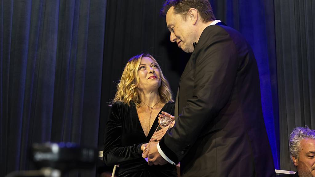 Giorgia Meloni (links) und Elon Musk beim Global Citizen Award Dinner in New York im September 2024. (Archivbild)
