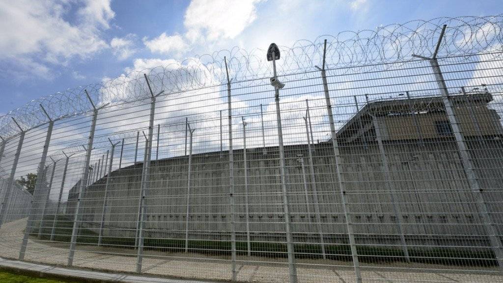 Der Platzmangel in Schweizer Gefängnissen ist nicht mehr so dramatisch, dennoch braucht es mehr Haftplätze. (Symbolbild)