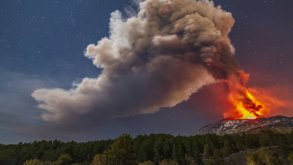 Auf Sizilien ist der Vulkan Ätna erneut ausgebrochen. Am Donnerstagabend sei eine erhöhte Aktivität gemessen worden, teilte das nationale Institut für Geophysik und Vulkanologie mit. 