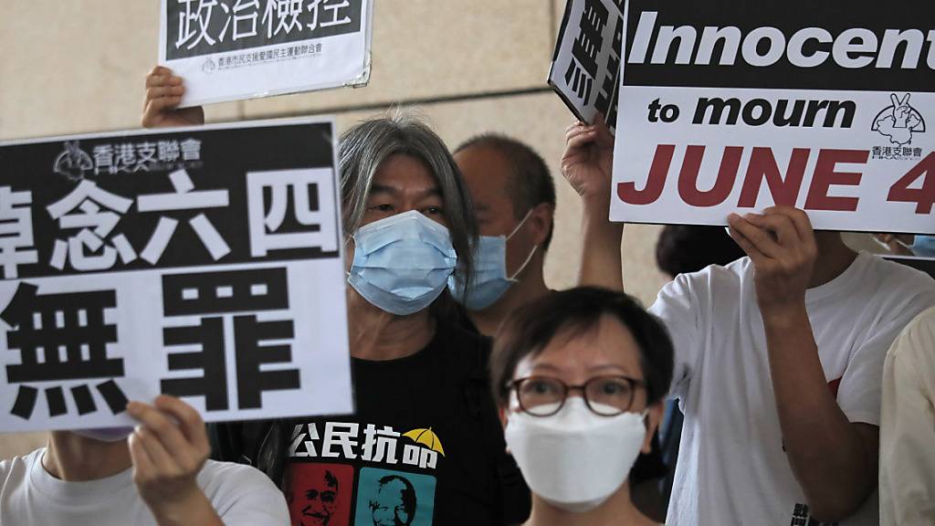 Die teils prominenten Aktivisten, darunter auch Wong und Lai, gehören zu den mehr als zwei Dutzend Personen, die vor dem Gericht protestieren, nachdem sie im Sommer wegen der Teilnahme an einer illegalen Versammlung angeklagt worden waren. Foto: Kin Cheung/AP/dpa