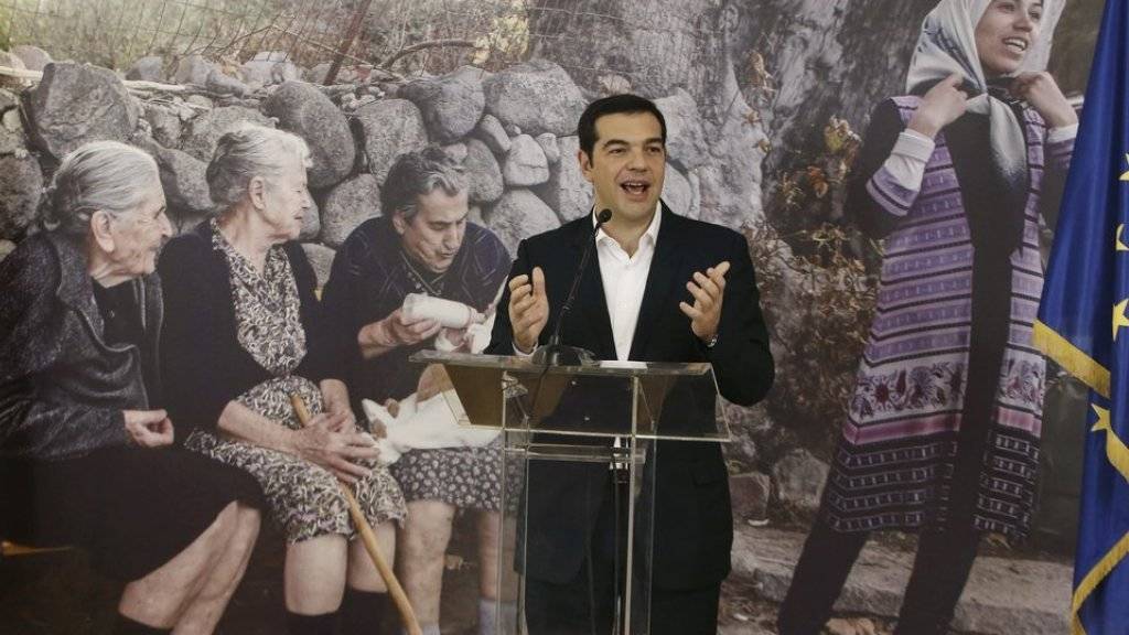 Griechenlands Regierungschef Tsipras startet die Umverteilung von Flüchtlingen nach Westeuropa. Insgesamt 30 Menschen flogen an Bord eines kommerziellen Fluges von Athen nach Brüssel.