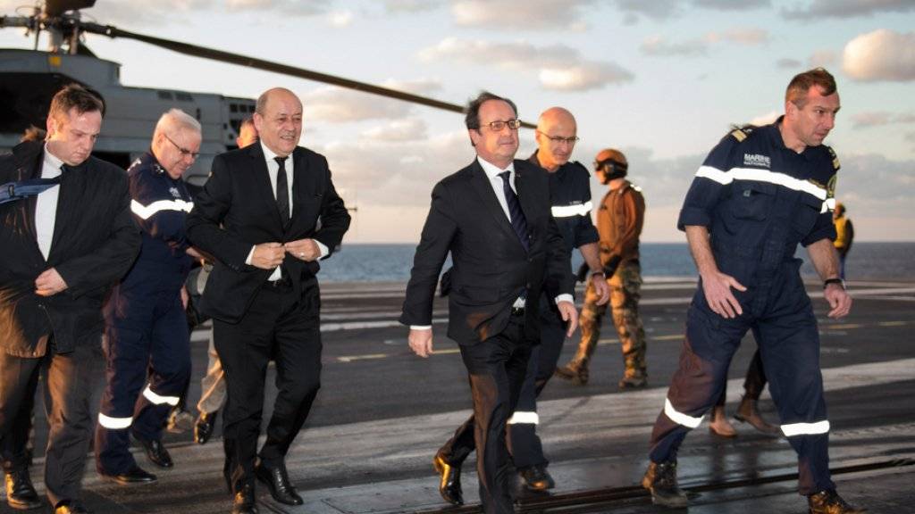 Frankreichs Präsident François Hollande am Freitag auf dem französischen Flugzeugträger «Charles de Gaulle».