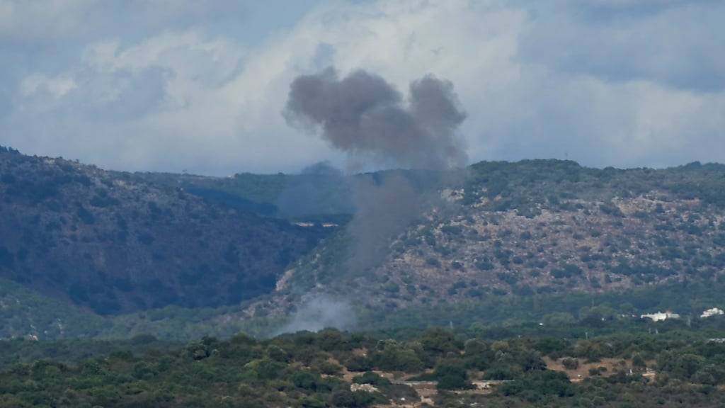 Nach einem Raketenangriff aus dem Libanon steigt im Norden Israels Rauch auf. Foto: Baz Ratner/AP/dpa