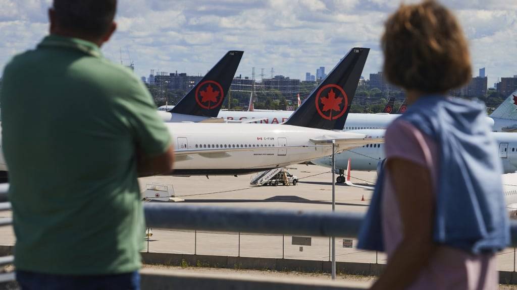 Air-Canada-Flieger blieben wegen des anhaltenden Streiks der Flugbegleiter auch am Montag am Boden.