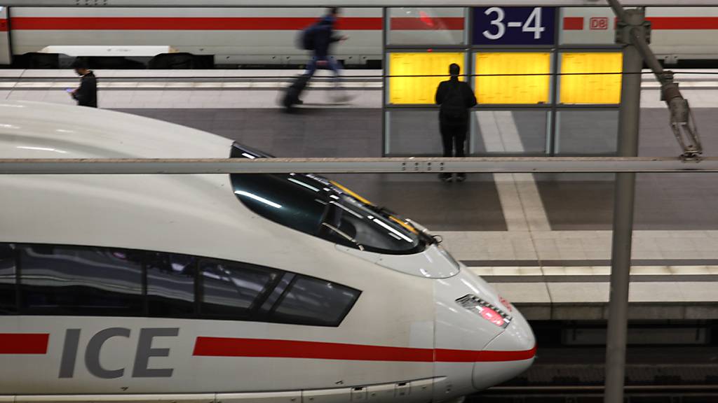 Die Deutsche Bahn ist so unpünktlich unterwegs wie seit mindestens 21 Jahren nicht mehr. Im vergangenen Jahr waren 37,5 Prozent der Fernzüge mit einer Verspätung von mehr als 6 Minuten unterwegs. (Archivbild)