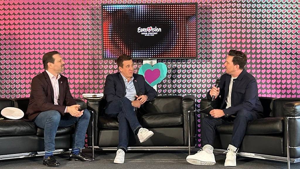Die beiden Executive Producers Reto Peritz und Moritz Stalder mit dem Arena plus-Moderator Sven Epiney auf dem Rheinschiff Rhystärn.