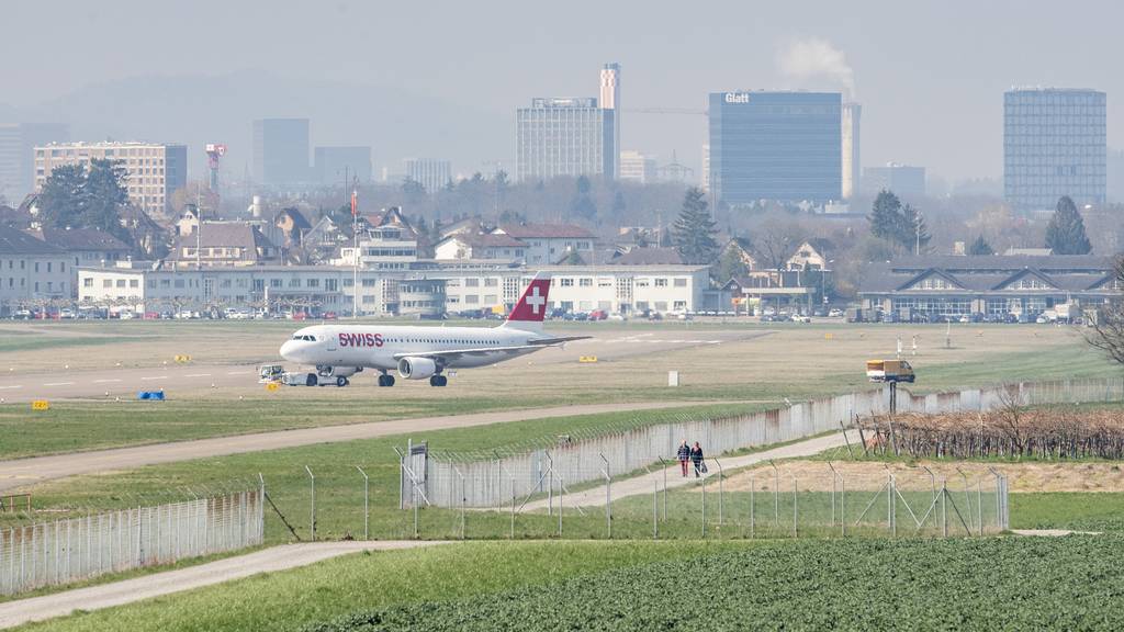 Ein Flugzeug aus Bangkok, gechartert vom EDA, landete am Dienstagabend in Zürich. (Symbolbild)
