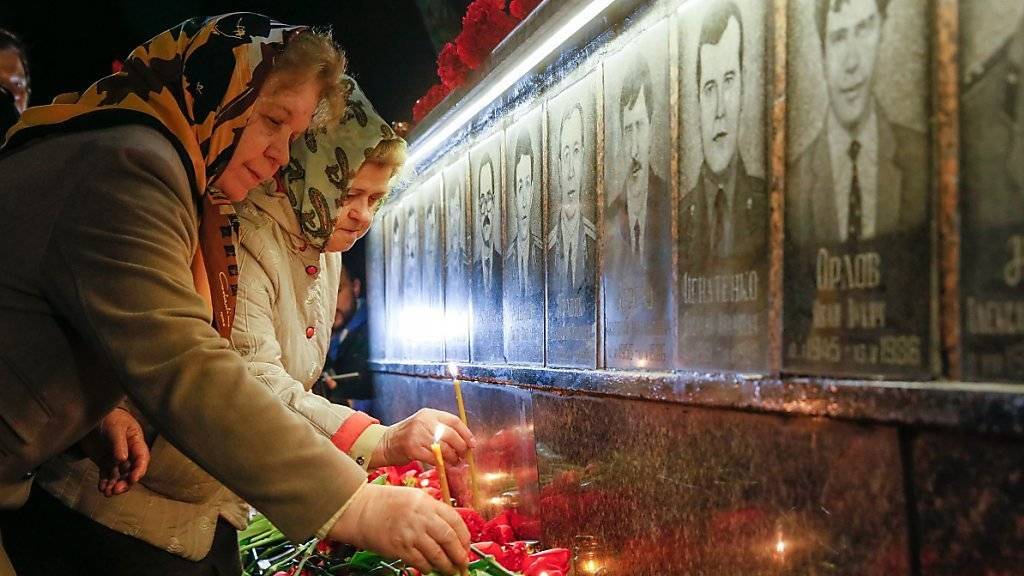 In der ganzen Ukraine sind zum 30. Jahrestag der AKW-Katastrophe in Tschernobyl Gedenkveranstaltungen geplant. Viele Menschen legten in Slawutitsch nahe des Unglücksorts Blumen nieder und zündeten Kerzen an.