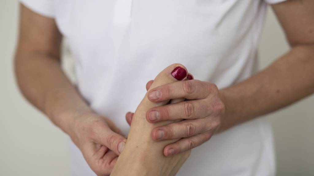 Ein Physiotherapeut muss sich heute vor Obergericht wegen Schändung verantworten. Er ist angeklagt, weil er eine Patientin sexuell missbraucht haben soll. Sie war dort, um ihren gebrochenen Fuss zu therapieren. (Symbolbild)