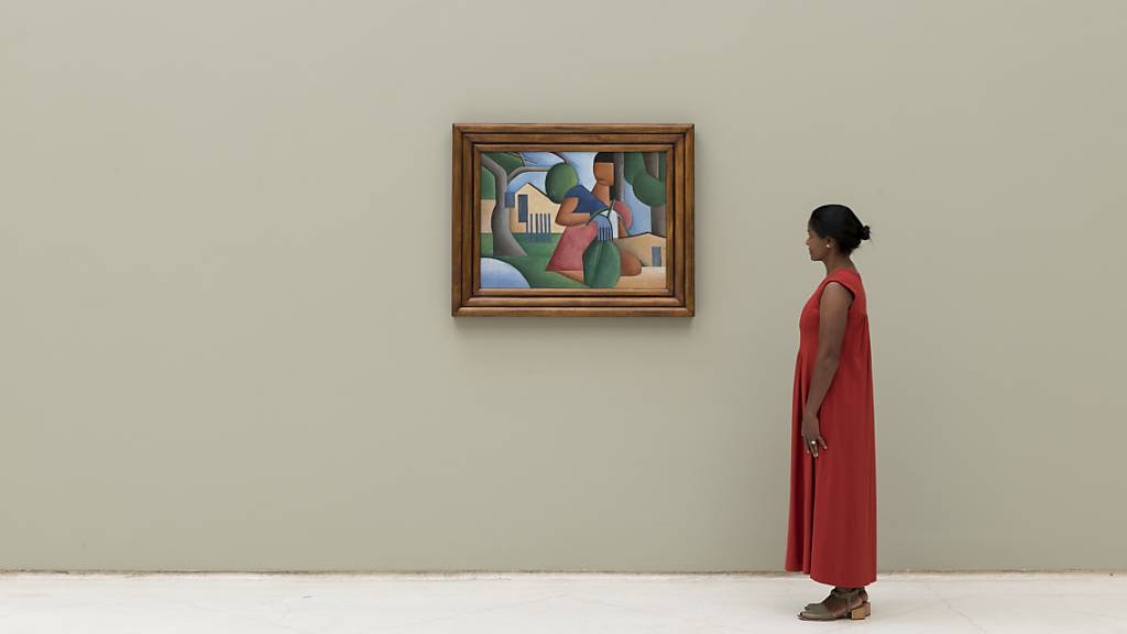 Eine Frau betrachtet das Werk «A Caipirinha» der brasilianischen Künstlerin Társila do Amaral in einer Galerie in São Paulo.