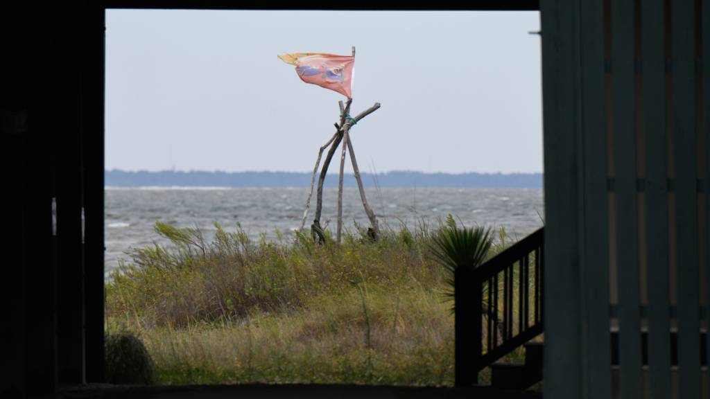 Vor einem Haus weht eine Fahne im Wind, während sich die Golfküste auf den erwarteten Landfall des Hurrikans «Isaias» auf Dauphin Island vorbereitet. Foto: Octavio Jones/AP/dpa