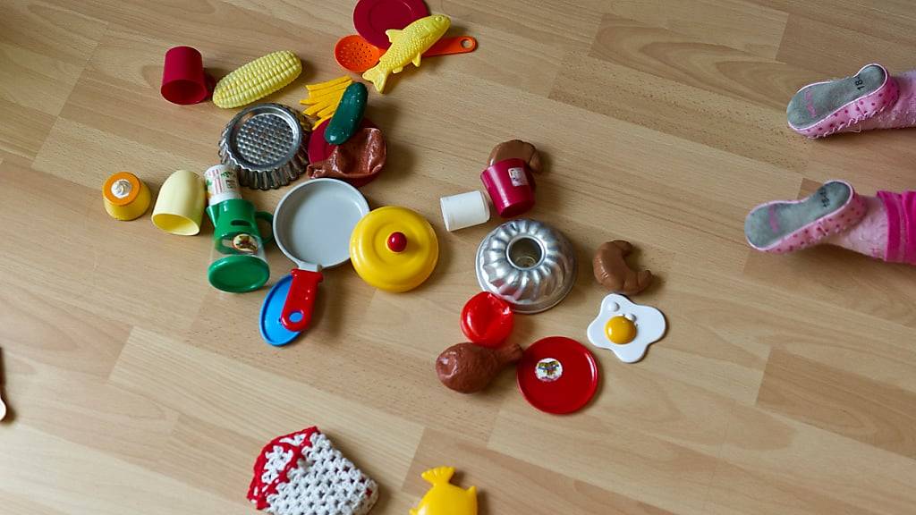 Eine überparteiliche Allianz setzt die Diskussion über Elternzeit für Mütter und Väter wieder in Gang. Sie will im nächsten Jahr eine eidgenössische Volksinitiative lancieren. (Themenbild)