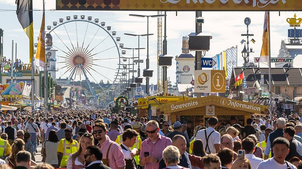 ARCHIV - Das Oktoberfest beginnt dieses Jahr am 21. September und dauert bis 6. Oktober. Foto: Peter Kneffel/dpa