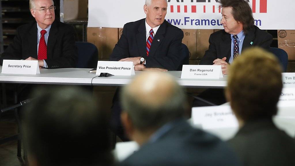 US-Vizepräsident Mike Pence (Mitte) und US-Gesundheitsminister Tom Price (links) bei einem Treffen mit KMU-Vertretern (Archivbild)