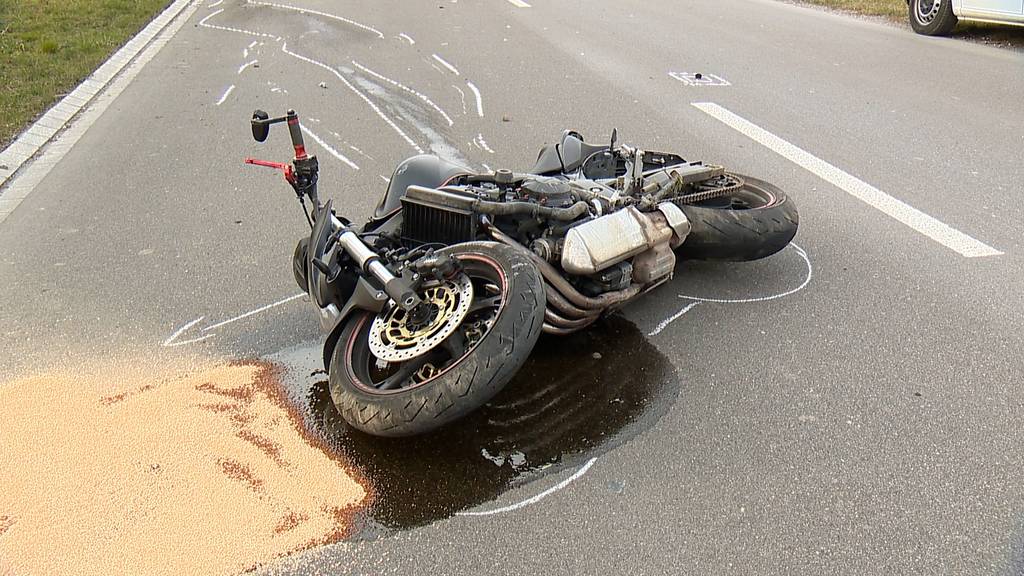 Selbstunfall in Riedikon (ZH): 24-jähriger Motorradfahrer in Baum geprallt