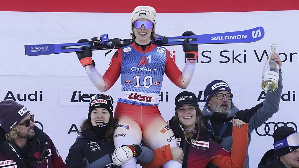 Michelle Gisin fährt in Lienz wie schon in den Jahren 2019 und 2021 als Dritte auf das Podest