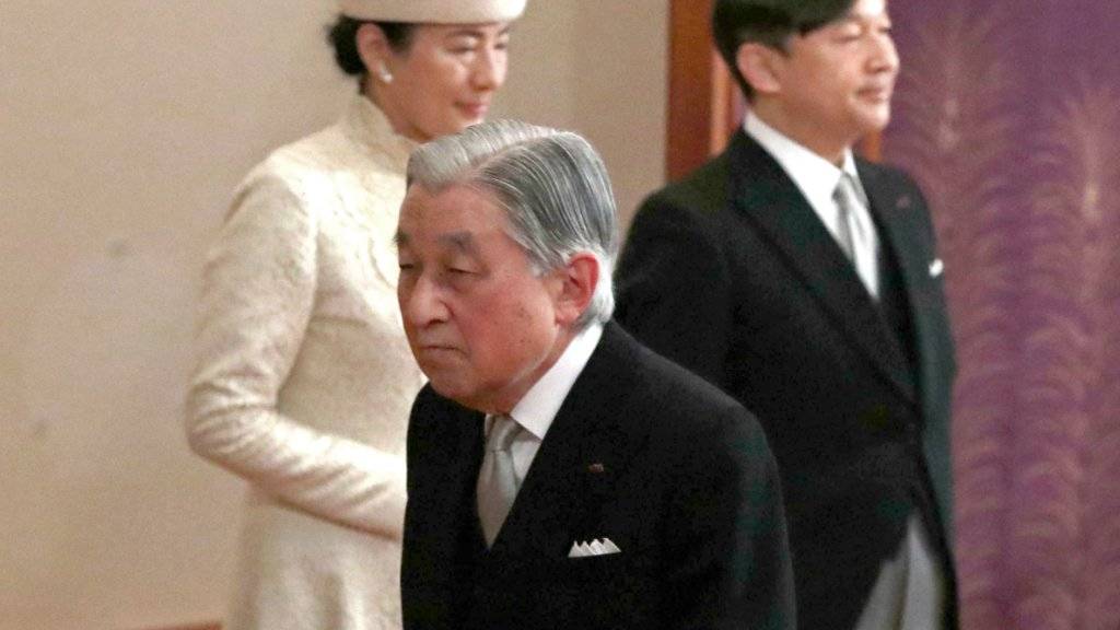 Der alte Kaiser Akihito (Mitte) geht - den Chrysanthemen-Thron übernimmt Sohn Naruhito (rechts hinten), neben ihm seine Ehefrau Masako.