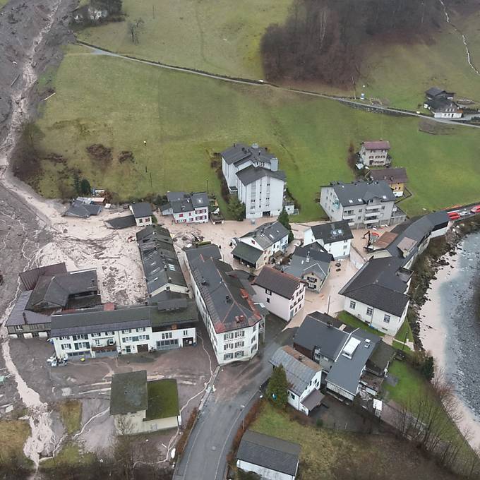Wieder massive Schlammmengen in Schwanden – 30 Personen evakuiert