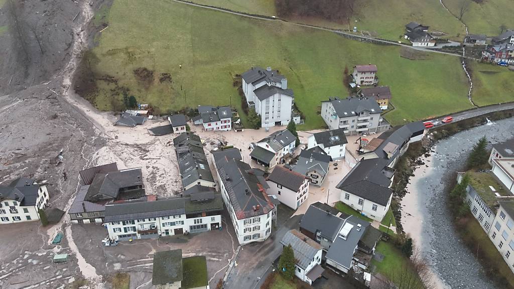 So sah die Situation am Freitagmittag in Schwanden GL aus. Die 30 Betroffenen dürfen ihre Häuser nicht verlassen.