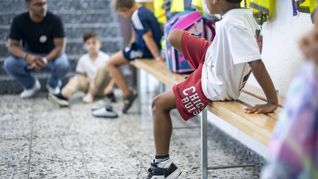 Für gesunde Finanzen will die Gemeinde Glarus nun bei der Schule sparen. (Symbolbild)