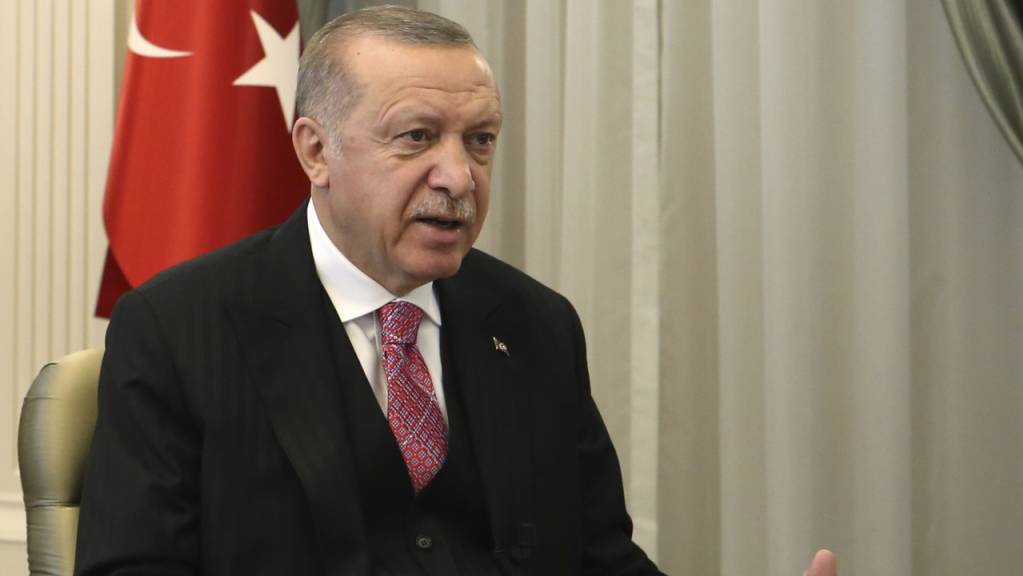 HANDOUT - Recep Tayyip Erdogan, Präsident der Türkei,  hat eine strenge Kontrolle von sozialen Medien angekündigt. Foto: -/Turkish Presidency/AP Pool/dpa - ACHTUNG: Nur zur redaktionellen Verwendung im Zusammenhang mit der aktuellen Berichterstattung und nur mit vollständiger Nennung des vorstehenden Credits