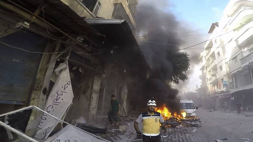 HANDOUT - Bei einem Drohnenangriff auf eine Abschlussfeier in einer Militärakademie in der syrischen Stadt Homs wurden mindesten 78 Menschen getötet. Foto: Uncredited/Syrian Civil Defense White Helmets/AP - ACHTUNG: Nur zur redaktionellen Verwendung und nur mit vollständiger Nennung des vorstehenden Credits