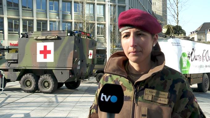 Mit Panzer und Uniform: Frauen werben für Militärdienst