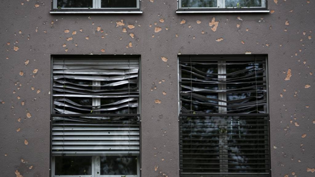 Die grossen Hagelkörner haben am Freitag die Fassaden und Storen nicht nur von Häusern in Bülach zerstört. Besonders gross sind die Schäden in Winterthur.