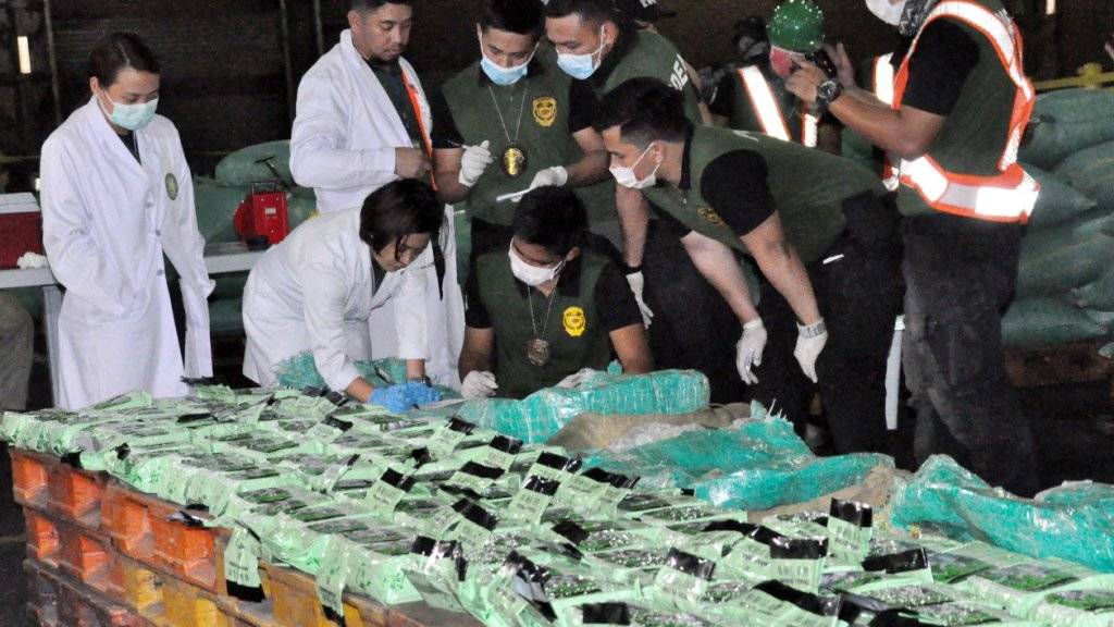 Riesiger Drogenfund: Der philippinische Zoll zeigt das beschlagnahmte Crystal Meth, das besonders bei den Armen beliebt ist.