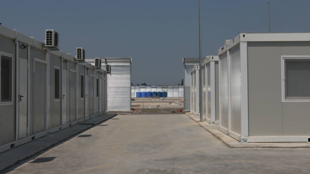 ARCHIV - Bei Bauarbeiten in einem Lager in Albanien sind neu errichtete Wohncontainer zu sehen. Foto: Alketa Misja/dpa