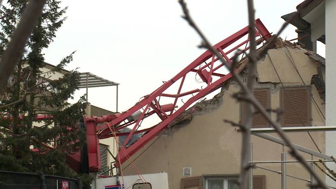 Schweres Unglück am Zürichsee: Kran kracht auf Wohnhaus