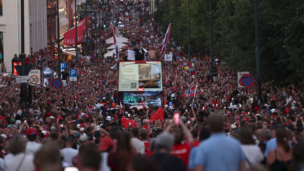 Heldenhafter Empfang: Norweger rudern zusammen mit fast 90'000 Fans