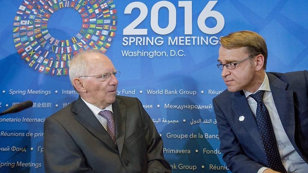 Die deutschen Handelsüberschüsse sind den USA ein Dorn im Auge: Finanzminister Wolfgang Schäuble (links) im Gespräch mit Bundesbank-Präsident Jens Weidmann. (Archivbild)