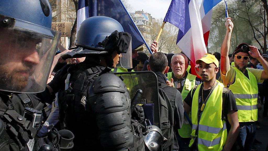 Westen gegen Kampfmontur: Am Samstag sind in Paris erneut Hunderte «Gelbwesten» auf die Strasse gegangen.