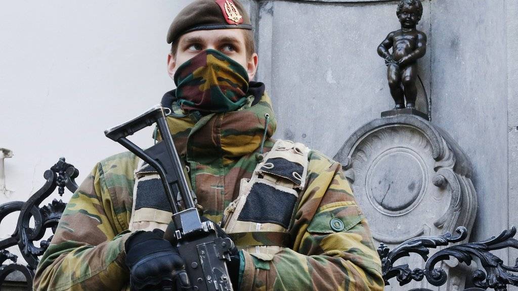 Ein Soldat bewacht die «Manneken Pis»-Statue in Brüssel. In Belgien gilt derzeit die zweithöchste Terror-Alarmstufe. (Archiv)