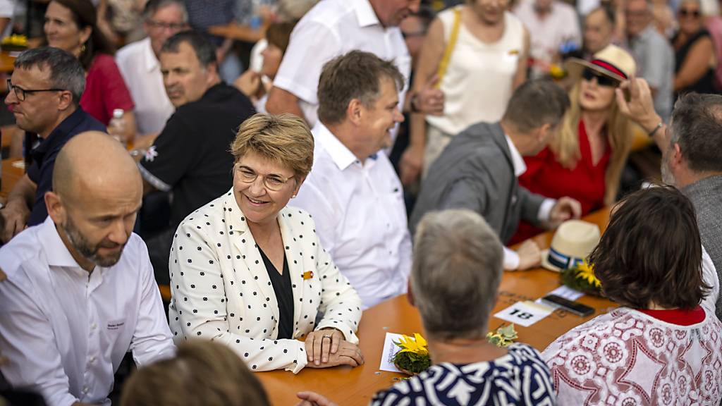 Bundespräsidentin Viola Amherd im Gespräch mit lokalen Politikern an der Bundesfeier in Möriken-Wildegg AG.