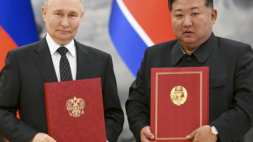 ARCHIV - Dieses von der staatlichen russischen Nachrichtenagentur Sputnik via AP veröffentlichte Foto zeigt den russischen Präsidenten Wladimir Putin (l) und den nordkoreanischen Staatschef Kim Jong Un posieren für ein Foto während einer Unterzeichnungszeremonie der neuen Partnerschaft. Foto: Kristina Kormilitsyna/Pool Sputnik Kremlin/AP/dpa