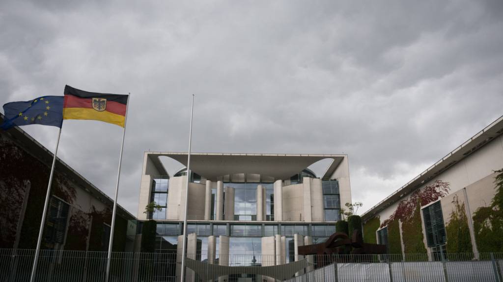 ARCHIV - Dunkle Wolken ziehen über das Bundeskanzleramt. Foto: Sebastian Gollnow/dpa