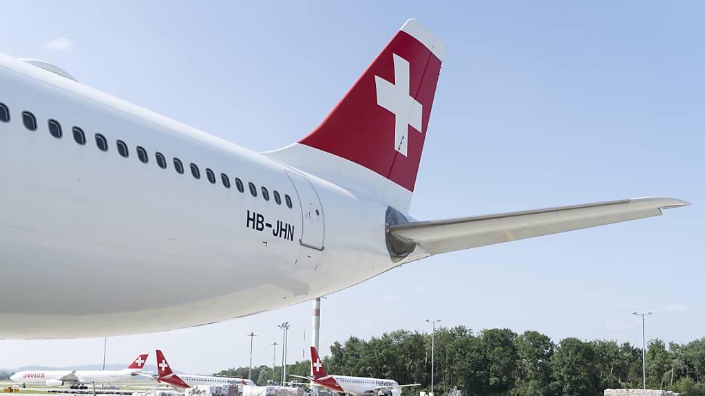 Flugzeuge der Swiss warten auf dem Rollfeld des Flughafens Zürich-Kloten. (Archivbild)