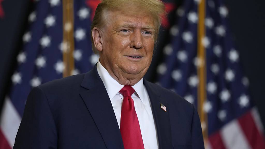 dpatopbilder - Donald Trump, ehemaliger Präsident der USA, spricht während einer Wahlkampfveranstaltung. Foto: Charlie Neibergall/AP