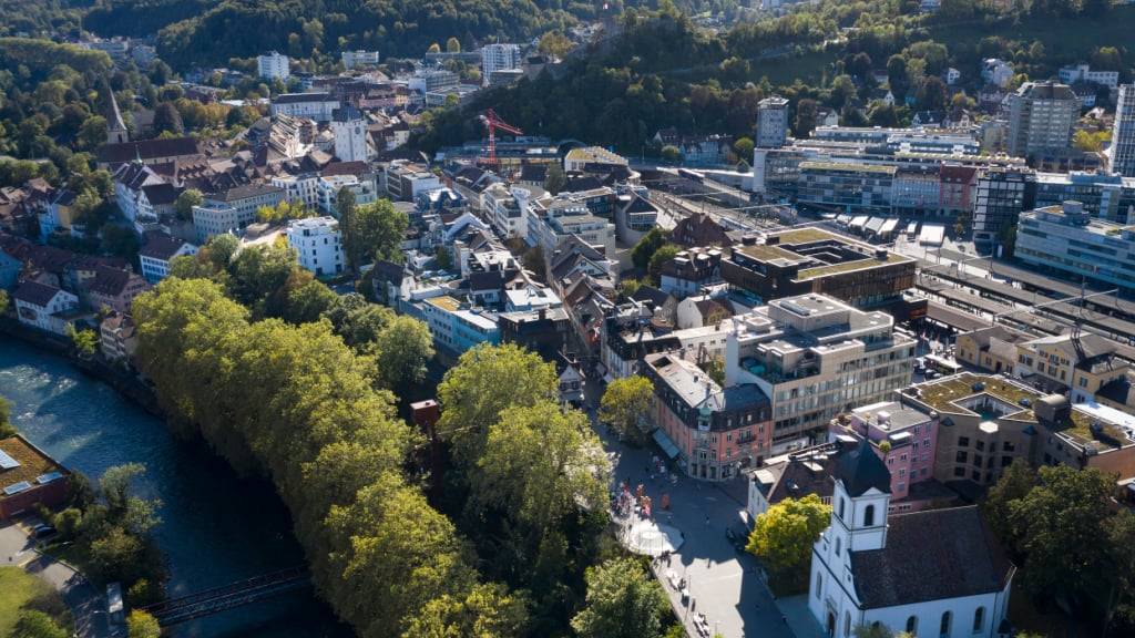 Stadtansicht von Baden AG mit der Limmat. Die Stadt gehört zu den Gemeinden im Limmattal, dessen Zukunftsprojekte seit Samstag auf der Regionale 2025 vorgestellt werden. (Archivbild)