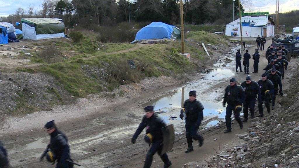 Ein Grossaufgebot der Polizei schützte die Arbeiter, welche mit dem Abriss eines Teils des Flüchtlingslagers von Calais begannen.