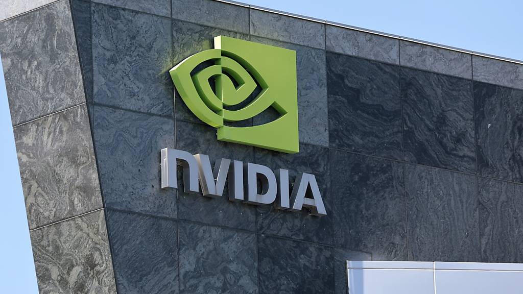 Nvidia ist nun in einer Reihe mit Microsoft und Apple an der Spitze der wertvollsten börsennotierten Unternehmen. (Archivbild vom Firmensitz im kalifornischen Santa Clara)