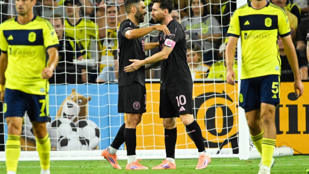 Captain Lionel Messi und Jordi Alba jubeln nach einem weiteren Treffer des Argentiniers